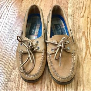 Women’s Sperrys in nutmeg suede